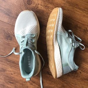 NEW w/o tags Women’s Adidas Pure Boost X S…